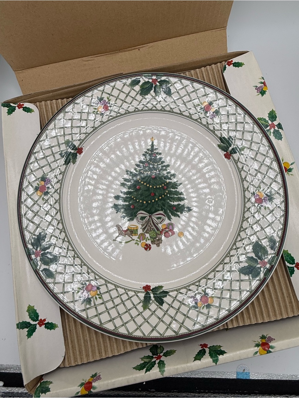 Mikasa “A Christmas Story” Green and White Christmas Tree Dinner Plate- 4 Set